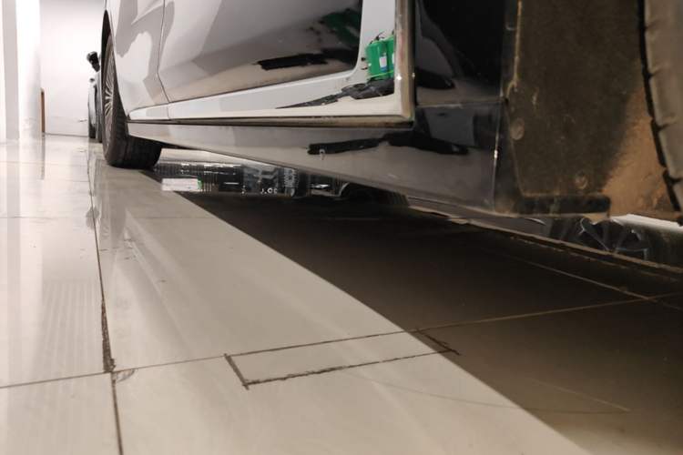 Used VOYAH Dream 2025 PHEV Four-Wheel-Drive Flagship Kunpeng Edition Right Side Sill