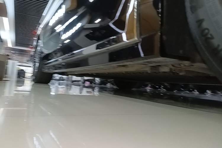 Used VOYAH Dream 2025 PHEV Four-Wheel Drive Prestige Kunpeng Edition Right Side Sill