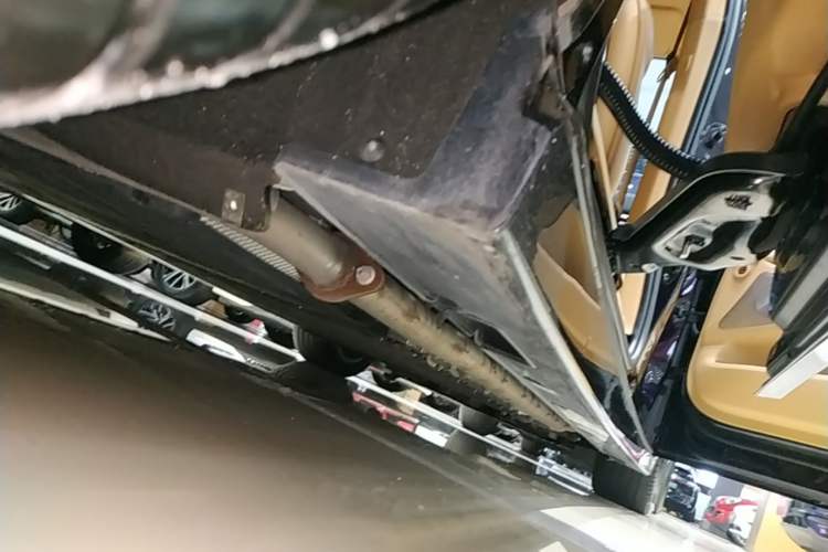 Used VOYAH Dream 2025 PHEV Four-Wheel-Drive Flagship Kunpeng Edition Right Side Sill
