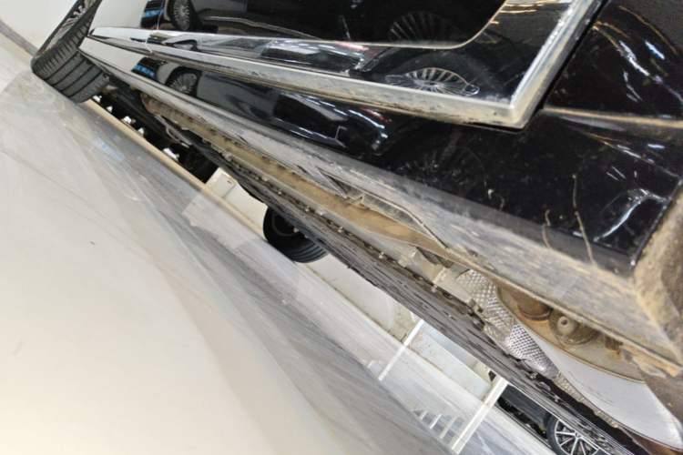 Used VOYAH Dream 2025 PHEV Four-Wheel-Drive Flagship Kunpeng Edition Right Side Sill