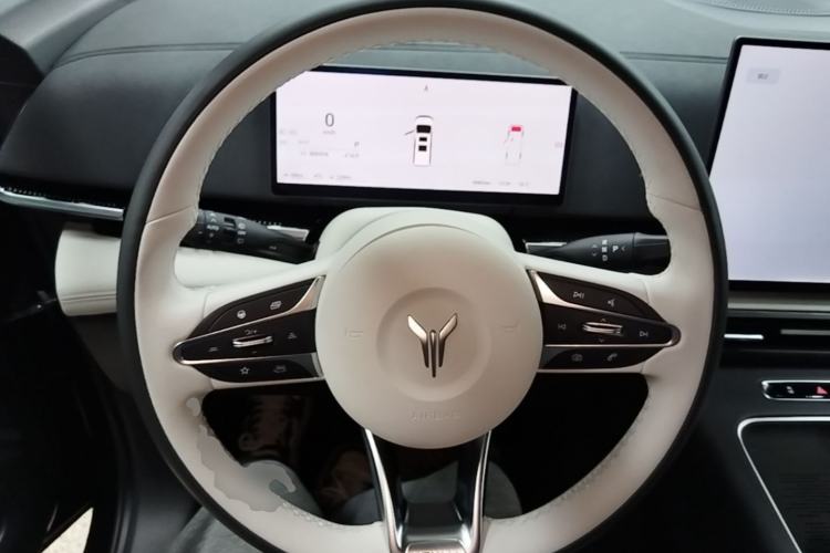 Used VOYAH Dream 2025 PHEV Four-Wheel Drive Prestige Kunpeng Edition Steering Wheel