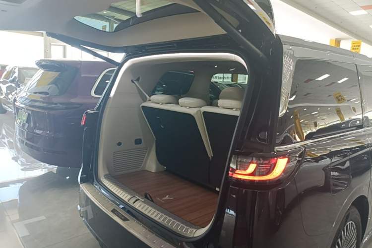 Used VOYAH Dream 2025 PHEV Four-Wheel Drive Prestige Kunpeng Edition Trunk
