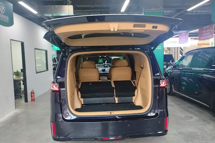 Used VOYAH Dream 2025 PHEV Four-Wheel-Drive Flagship Kunpeng Edition Trunk