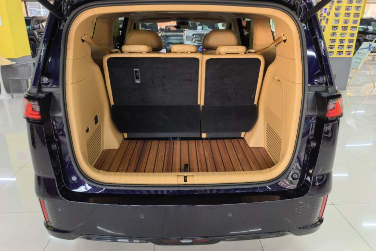 Used VOYAH Dream 2025 PHEV Four-Wheel-Drive Flagship Kunpeng Edition Trunk
