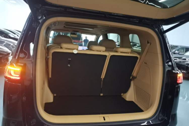 Used VOYAH Dream 2025 PHEV Four-Wheel Drive Prestige Kunpeng Edition Trunk