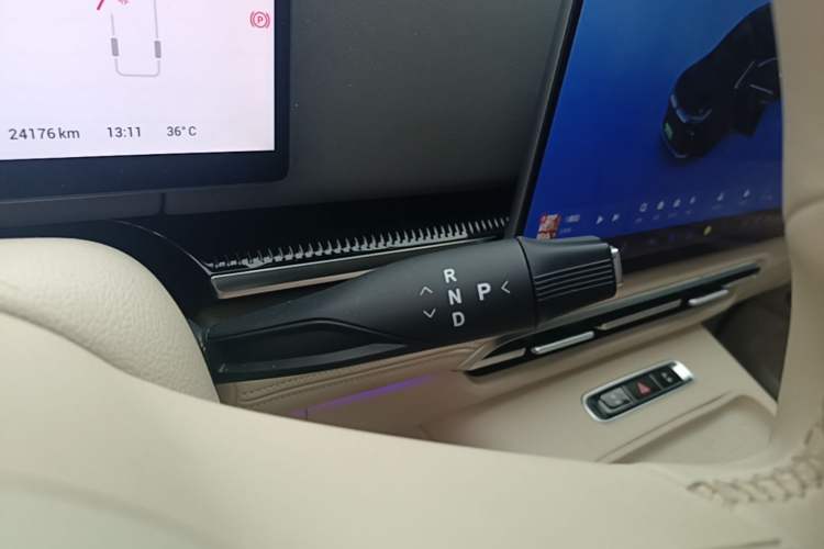 Used VOYAH Dream 2025 PHEV Four-Wheel Drive Prestige Kunpeng Edition Gear Lever