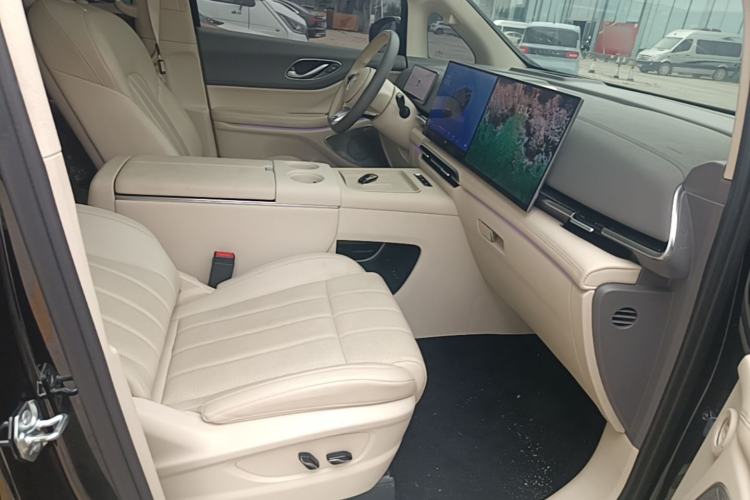 Used VOYAH Dream 2025 PHEV Four-Wheel Drive Prestige Kunpeng Edition Right Front Seat