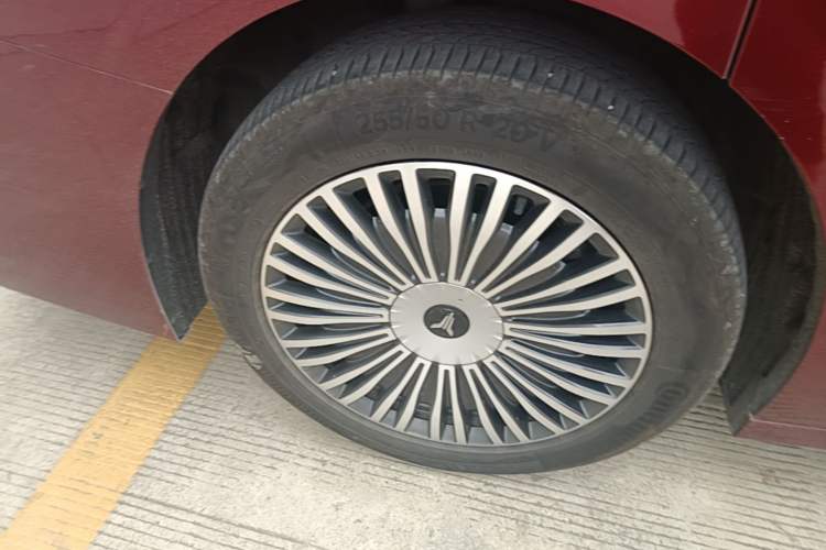 Used VOYAH Dream 2025 PHEV Four-Wheel Drive Prestige Kunpeng Edition Right Rear Wheel Hub