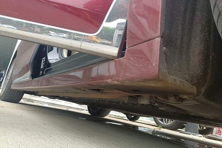 Used VOYAH Dream 2025 PHEV Four-Wheel Drive Prestige Kunpeng Edition Right Side Sill