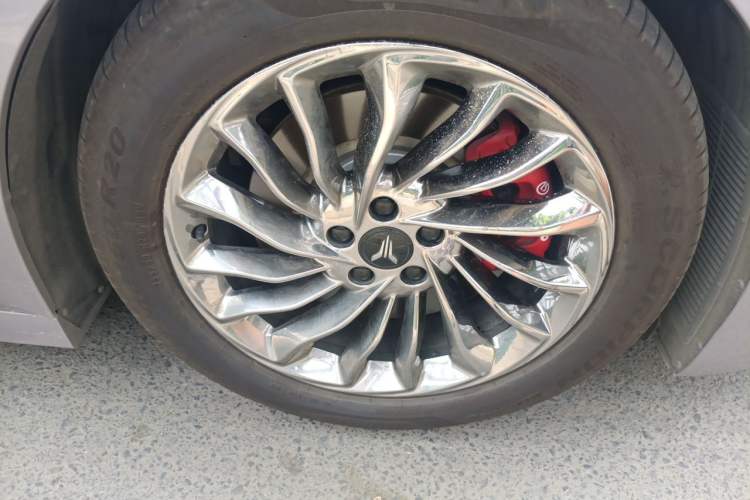 Used VOYAH Dream 2025 PHEV Four-Wheel-Drive Flagship Version – Qiankun Edition Right Front Wheel Hub