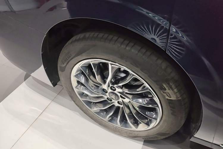 Used VOYAH Dream 2025 EV Four-Wheel-Drive Flagship Qiankun Version Exterior 5