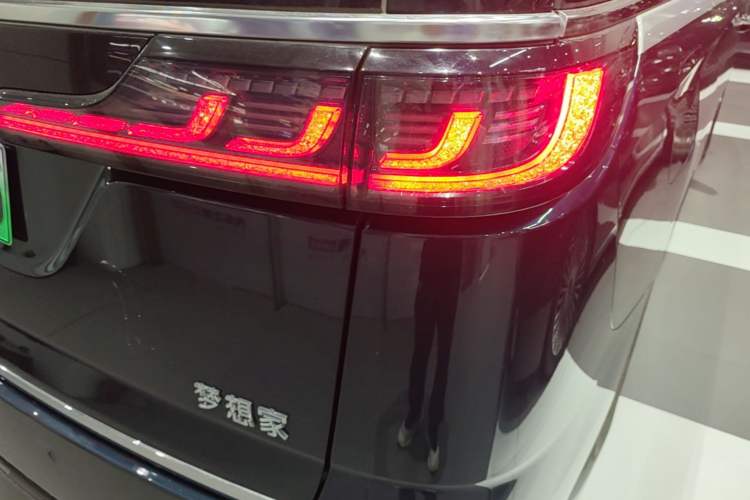Used VOYAH Dream 2025 EV Four-Wheel-Drive Flagship Qiankun Version Right Rear Taillight