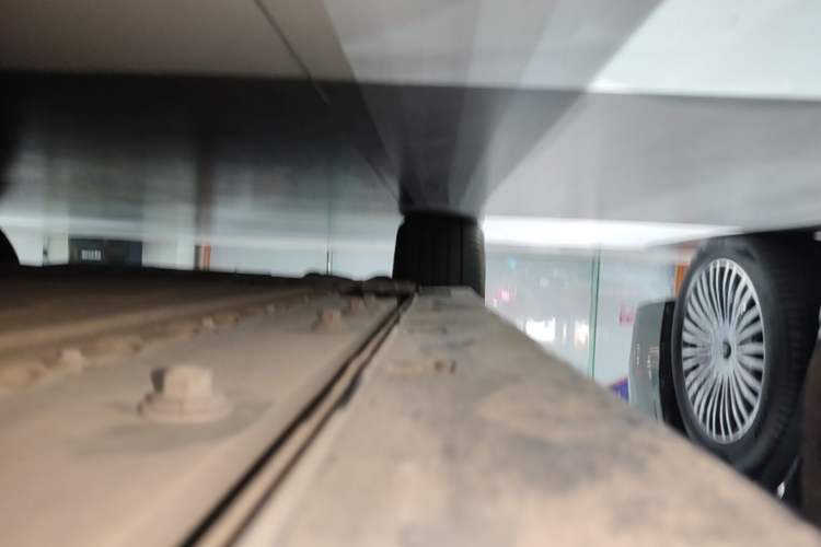 Used VOYAH Dream 2025 EV Four-Wheel-Drive Flagship Qiankun Version Right Side Sill