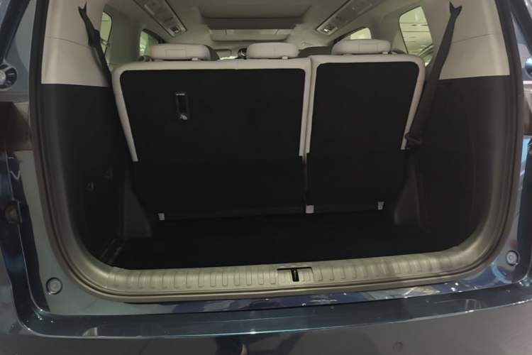 Used VOYAH Dream 2025 EV Four-Wheel-Drive Flagship Qiankun Version Trunk