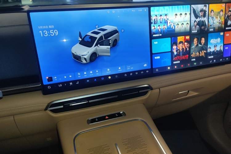 Used VOYAH Dream 2025 PHEV Four-Wheel Drive Prestige Kunpeng Edition Audio And AC Panel