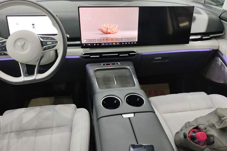 Used VOYAH Dream 2025 PHEV Four-Wheel-Drive Flagship Kunpeng Edition Audio And AC Panel