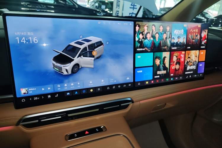 Used VOYAH Dream 2025 PHEV Four-Wheel Drive Prestige Kunpeng Edition Audio And AC Panel