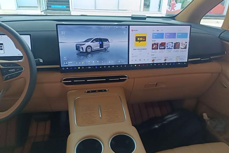 Used VOYAH Dream 2025 PHEV Four-Wheel Drive Excellence Kunpeng Edition Audio And AC Panel