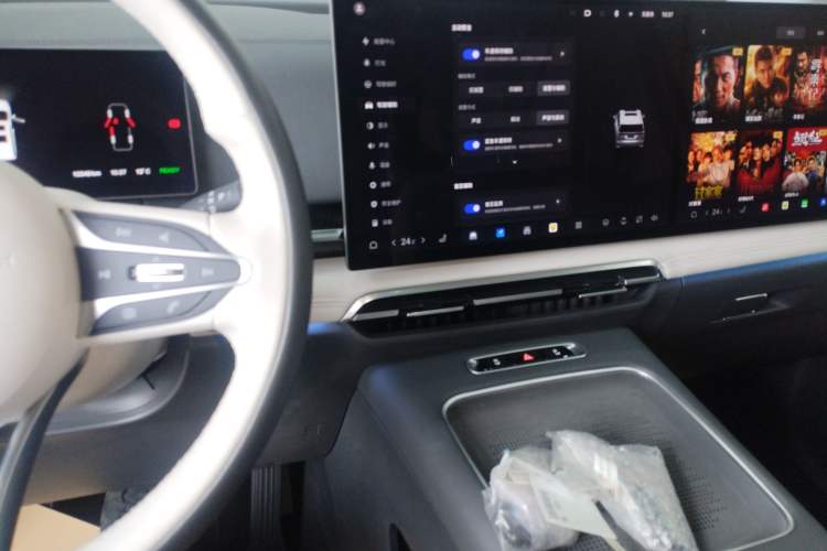 Used VOYAH Dream 2025 PHEV Four-Wheel Drive Prestige Kunpeng Edition Audio And AC Panel