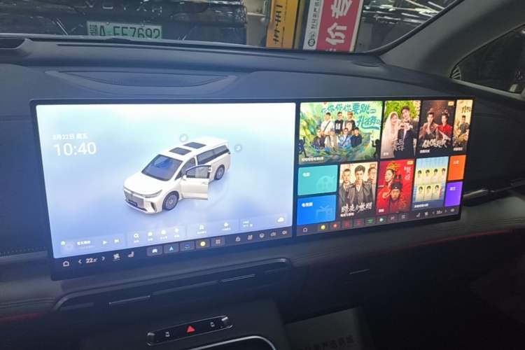 Used VOYAH Dream 2025 PHEV Four-Wheel Drive Prestige Kunpeng Edition Audio And AC Panel