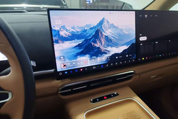 Used VOYAH Dream 2025 PHEV Four-Wheel Drive Prestige Kunpeng Edition Audio And AC Panel