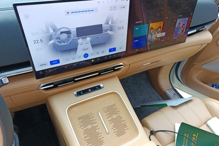 Used VOYAH Dream 2025 PHEV Four-Wheel-Drive Flagship Kunpeng Edition Audio And AC Panel