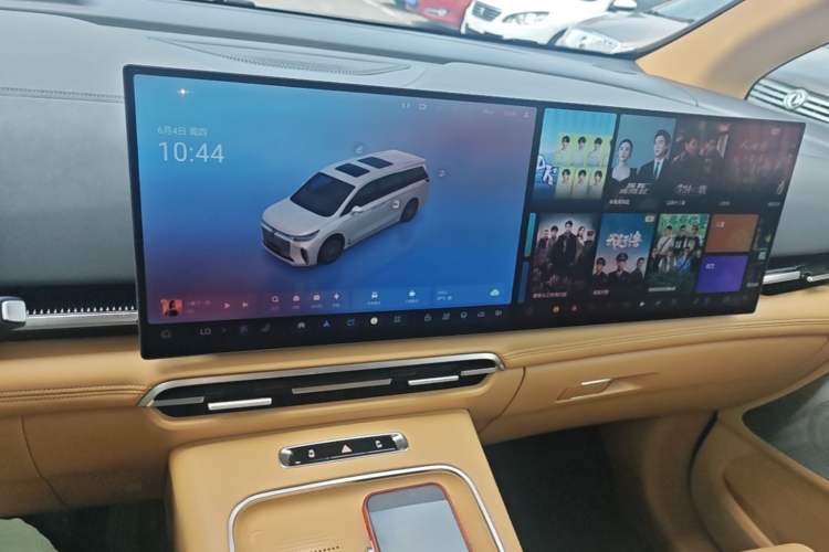 Used VOYAH Dream 2025 PHEV Four-Wheel Drive Prestige Kunpeng Edition Audio And AC Panel