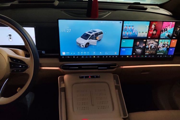 Used VOYAH Dream 2025 PHEV Four-Wheel-Drive Flagship Kunpeng Edition Audio And AC Panel
