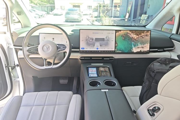 Used VOYAH Dream 2025 PHEV Four-Wheel-Drive Flagship Kunpeng Edition Center Console
