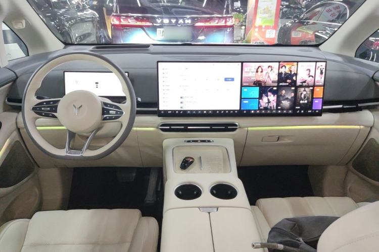 Used VOYAH Dream 2025 PHEV Four-Wheel Drive Prestige Kunpeng Edition Center Console