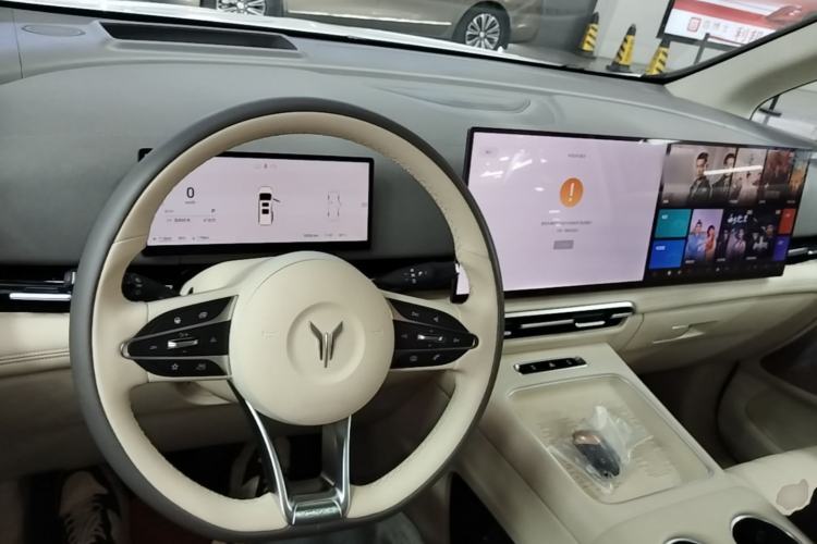 Used VOYAH Dream 2025 PHEV Four-Wheel Drive Prestige Kunpeng Edition Center Console