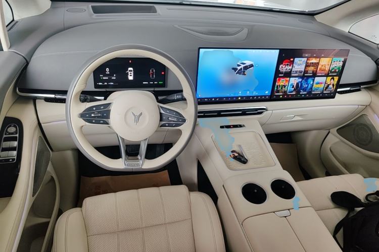 Used VOYAH Dream 2025 PHEV Four-Wheel-Drive Flagship Kunpeng Edition Center Console