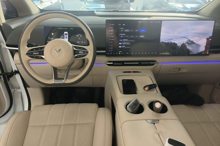 Used VOYAH Dream 2025 PHEV Four-Wheel Drive Prestige Kunpeng Edition Center Console