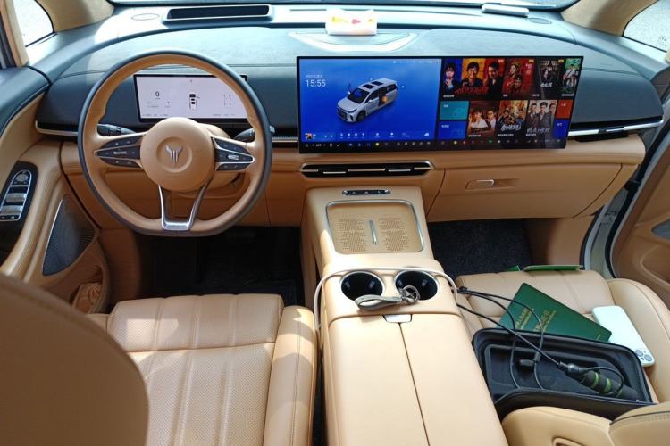 Used VOYAH Dream 2025 PHEV Four-Wheel-Drive Flagship Kunpeng Edition Center Console