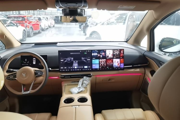 Used VOYAH Dream 2025 PHEV Four-Wheel Drive Prestige Kunpeng Edition Center Console