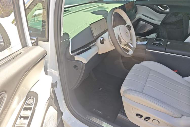 Used VOYAH Dream 2025 PHEV Four-Wheel-Drive Flagship Kunpeng Edition Driver Seat
