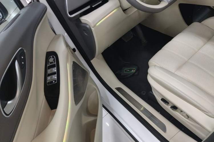 Used VOYAH Dream 2025 PHEV Four-Wheel Drive Prestige Kunpeng Edition Driver Seat