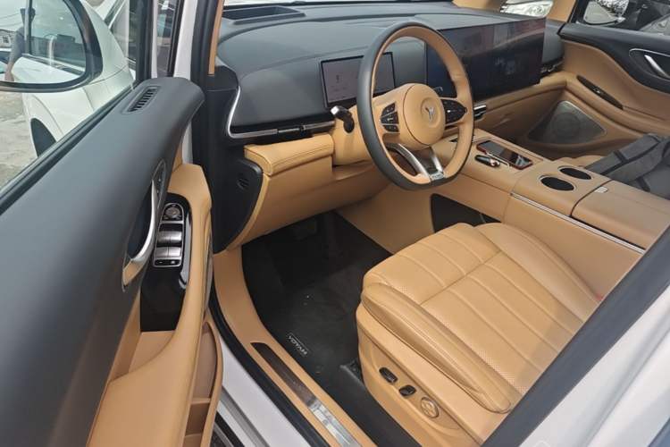 Used VOYAH Dream 2025 PHEV Four-Wheel Drive Prestige Kunpeng Edition Driver Seat