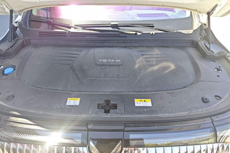 Used VOYAH Dream 2025 PHEV Four-Wheel-Drive Flagship Kunpeng Edition Engine Bay