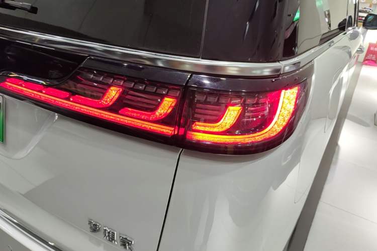 Used VOYAH Dream 2025 PHEV Four-Wheel-Drive Flagship Kunpeng Edition Exterior 3