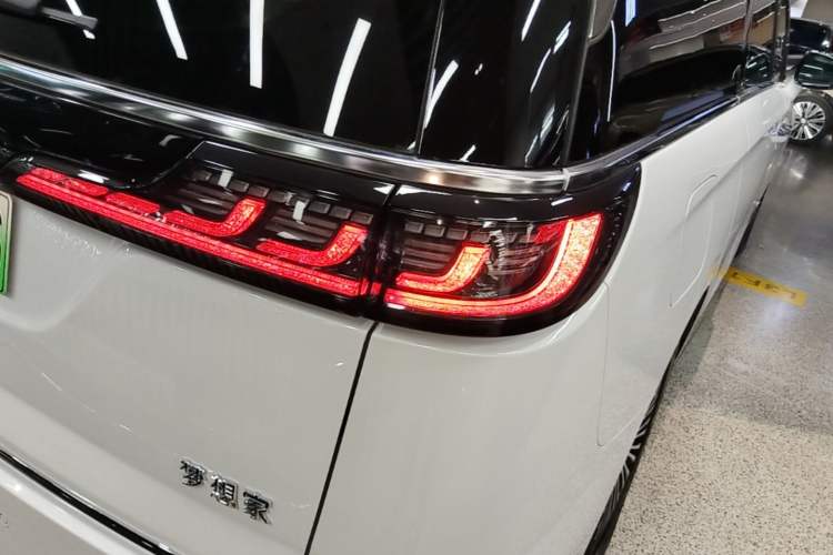 Used VOYAH Dream 2025 PHEV Four-Wheel Drive Prestige Kunpeng Edition Exterior 3