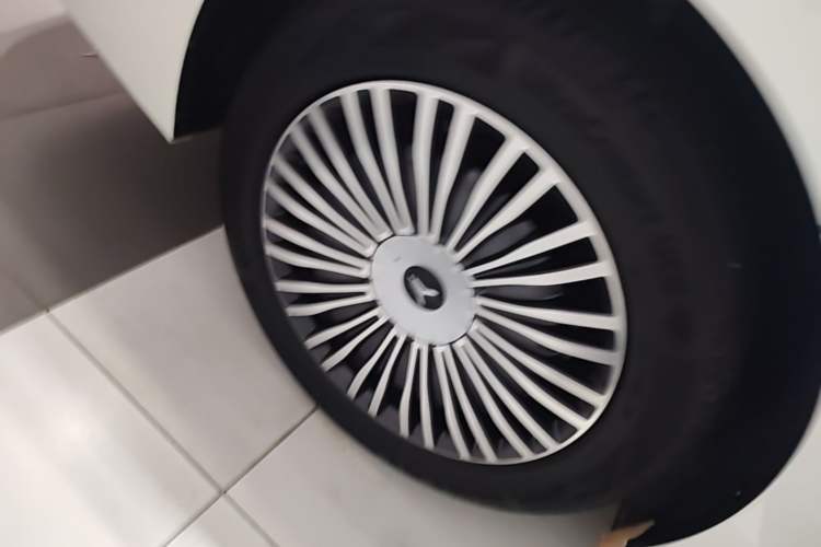 Used VOYAH Dream 2025 PHEV Four-Wheel Drive Prestige Kunpeng Edition Exterior 5