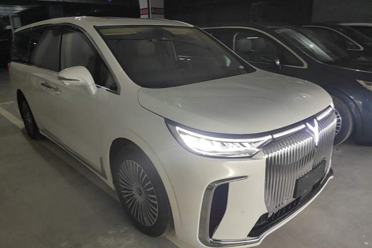 Used VOYAH Dream 2025 PHEV Four-Wheel Drive Prestige Kunpeng Edition Front Right 45 Deg