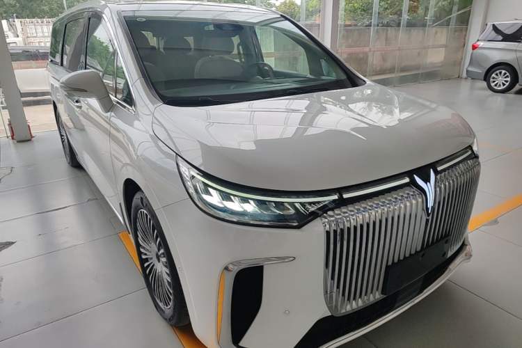 Used VOYAH Dream 2025 PHEV Four-Wheel-Drive Flagship Kunpeng Edition Front Right 45 Deg