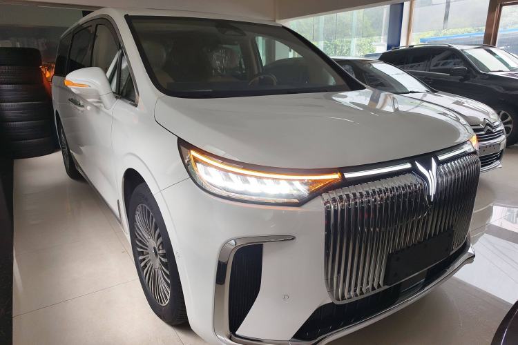 Used VOYAH Dream 2025 PHEV Four-Wheel Drive Prestige Kunpeng Edition Front Right 45 Deg