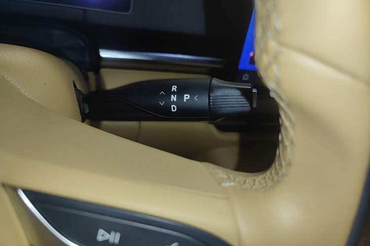Used VOYAH Dream 2025 PHEV Four-Wheel Drive Prestige Kunpeng Edition Gear Lever
