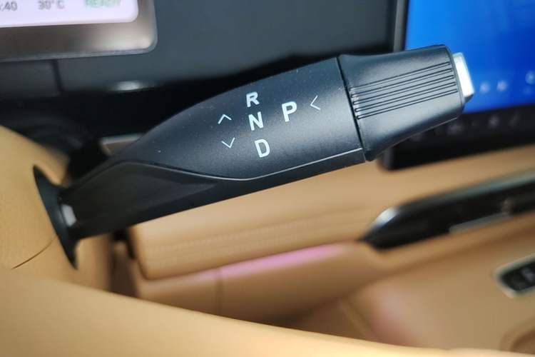 Used VOYAH Dream 2025 PHEV Four-Wheel Drive Prestige Kunpeng Edition Gear Lever