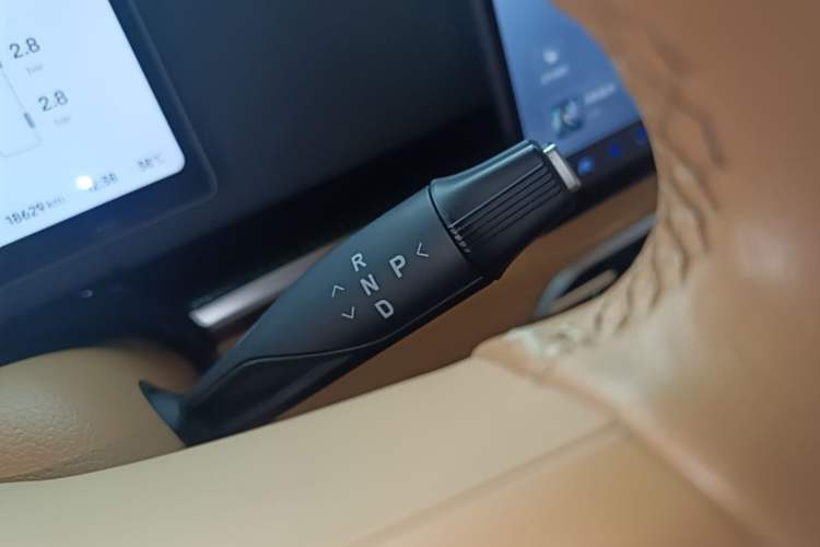 Used VOYAH Dream 2025 PHEV Four-Wheel Drive Excellence Kunpeng Edition Gear Lever