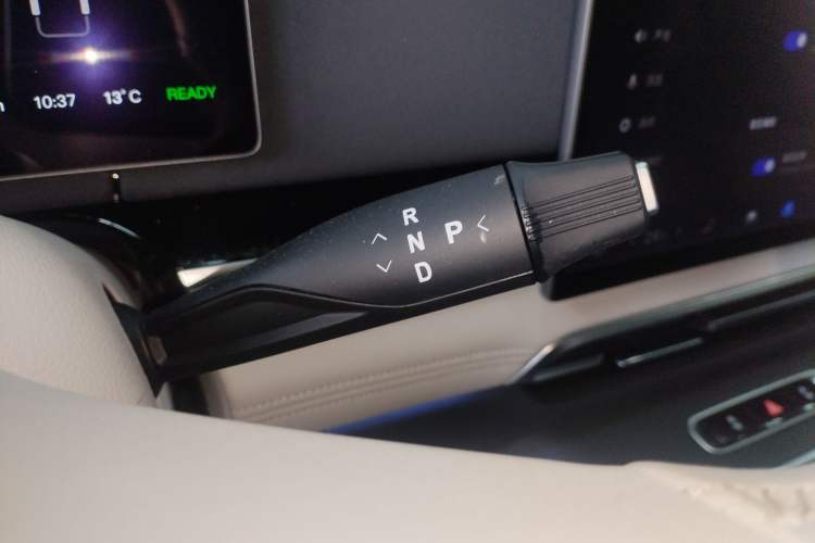 Used VOYAH Dream 2025 PHEV Four-Wheel Drive Prestige Kunpeng Edition Gear Lever