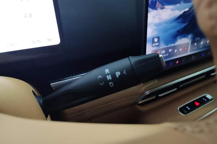 Used VOYAH Dream 2025 PHEV Four-Wheel Drive Prestige Kunpeng Edition Gear Lever